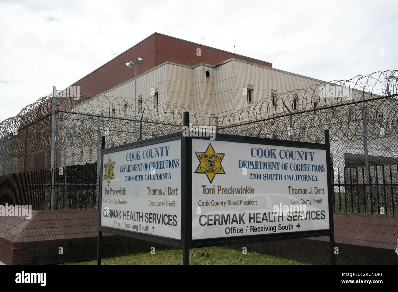 Filo spinato presso il Cook County Department of Corrections Maximum Security Prison Jail, lunedì 7 agosto 2023, a Chicago. Foto Stock