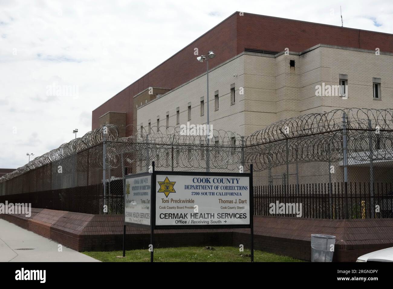 Filo spinato presso il Cook County Department of Corrections Maximum Security Prison Jail, lunedì 7 agosto 2023, a Chicago. Foto Stock