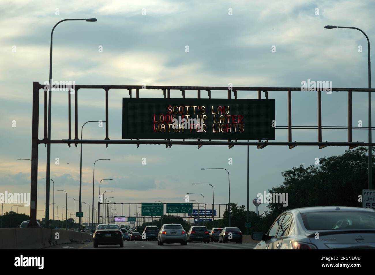 Una bacheca di servizio pubblico sulla Interstate 9 - autostrada che promuove la consapevolezza della legge di Scott, una legge dell'Illinois richiede che tutti gli automobilisti si spostino quando incontrano veicoli fermi o in panne che mostrano luci di segnalazione, lunedì 7 agosto 2023, a Chicago. Foto Stock