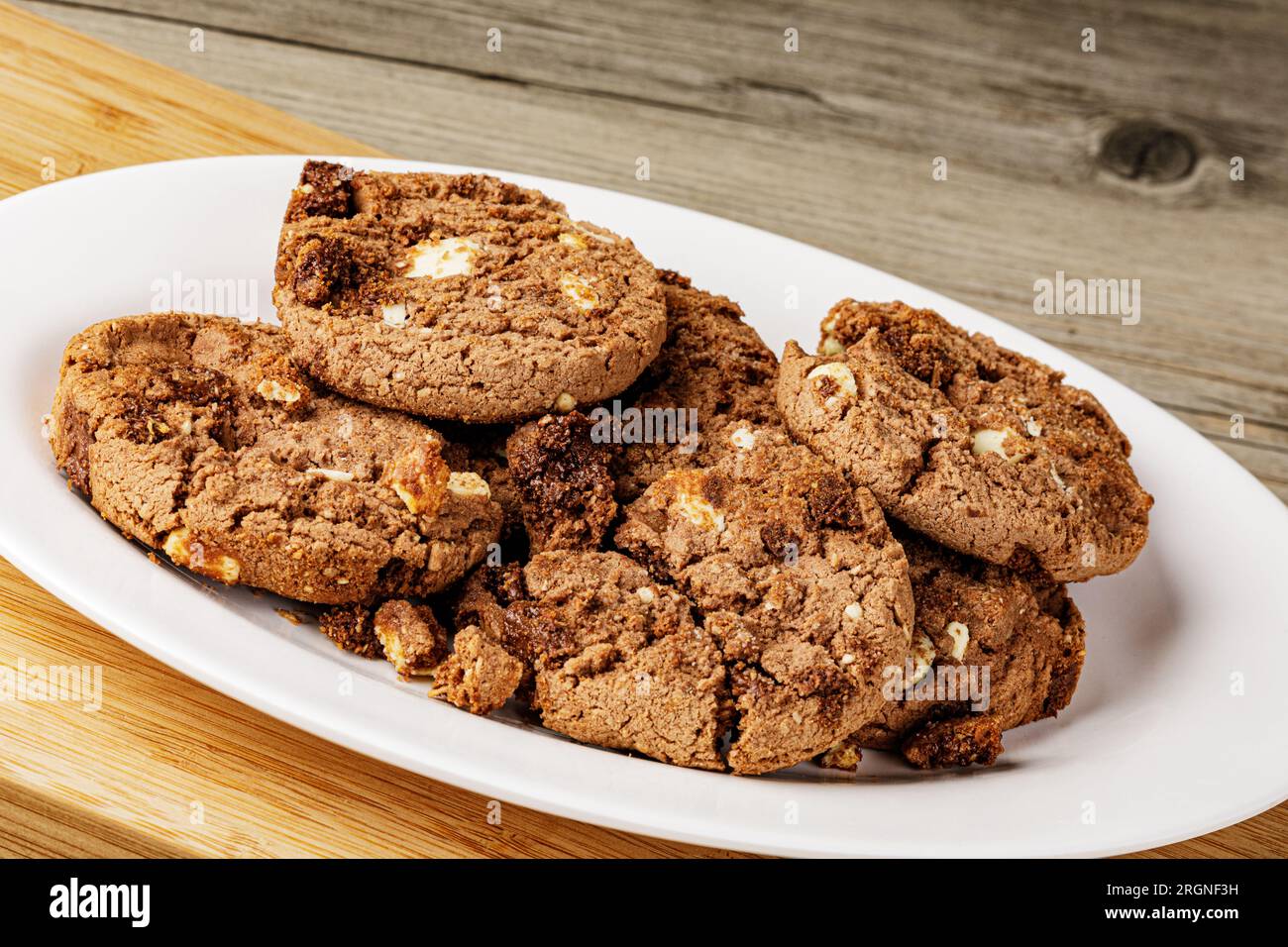 Deliziosi biscotti con chip di cioccolato su uno sfondo di legno con spazio per le copie Foto Stock Deliziosi biscotti con chip di cioccolato su uno sfondo di legno con spazio per le copie Foto Stock