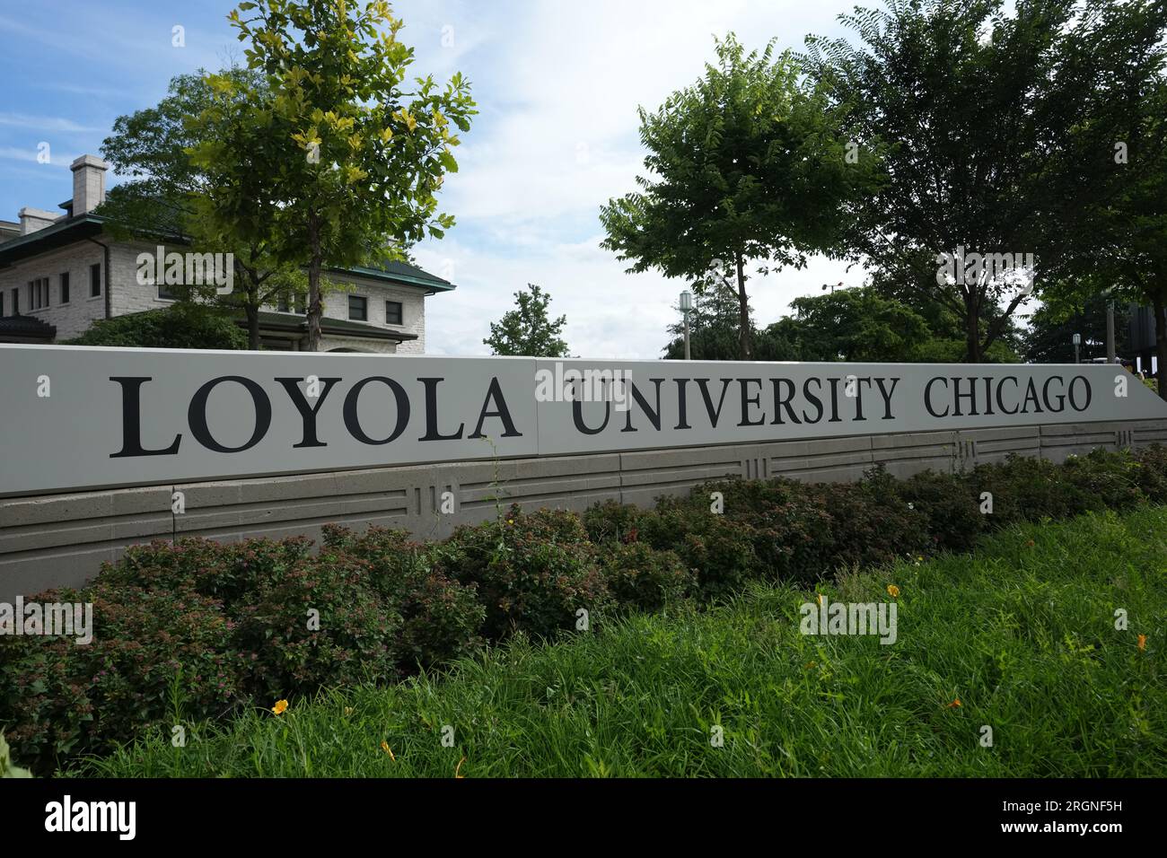 Un cartello all'ingresso della Loyola University Chicago, lunedì 7 agosto 2023, a Chicago. (Kirby Lee tramite AP) Foto Stock