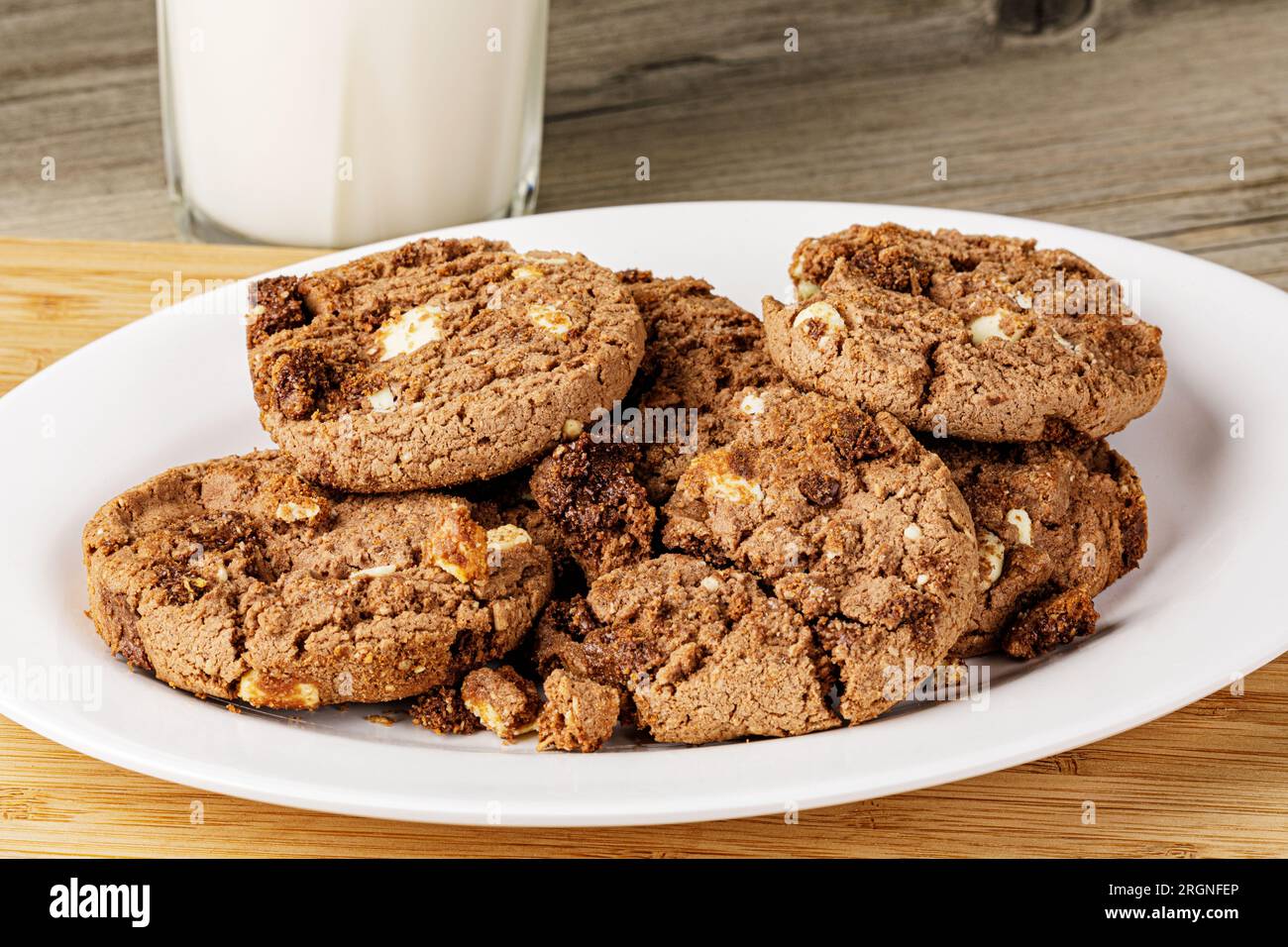 Deliziosi biscotti con chip di cioccolato su uno sfondo di legno con spazio per le copie Foto Stock Deliziosi biscotti con chip di cioccolato su uno sfondo di legno con spazio per le copie Foto Stock