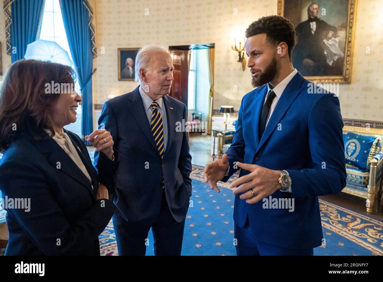 Reportage: 2022 NBA Champions Golden State Warriors Visit the White House (2023) - il presidente Joe Biden e il vicepresidente Kamala Harris parlano con la guardia dei Golden State Warriors Steph Curry nella sala blu della Casa Bianca, martedì 17 gennaio 2023, prima di un evento che celebra il campionato NBA 2022 della squadra. Foto Stock