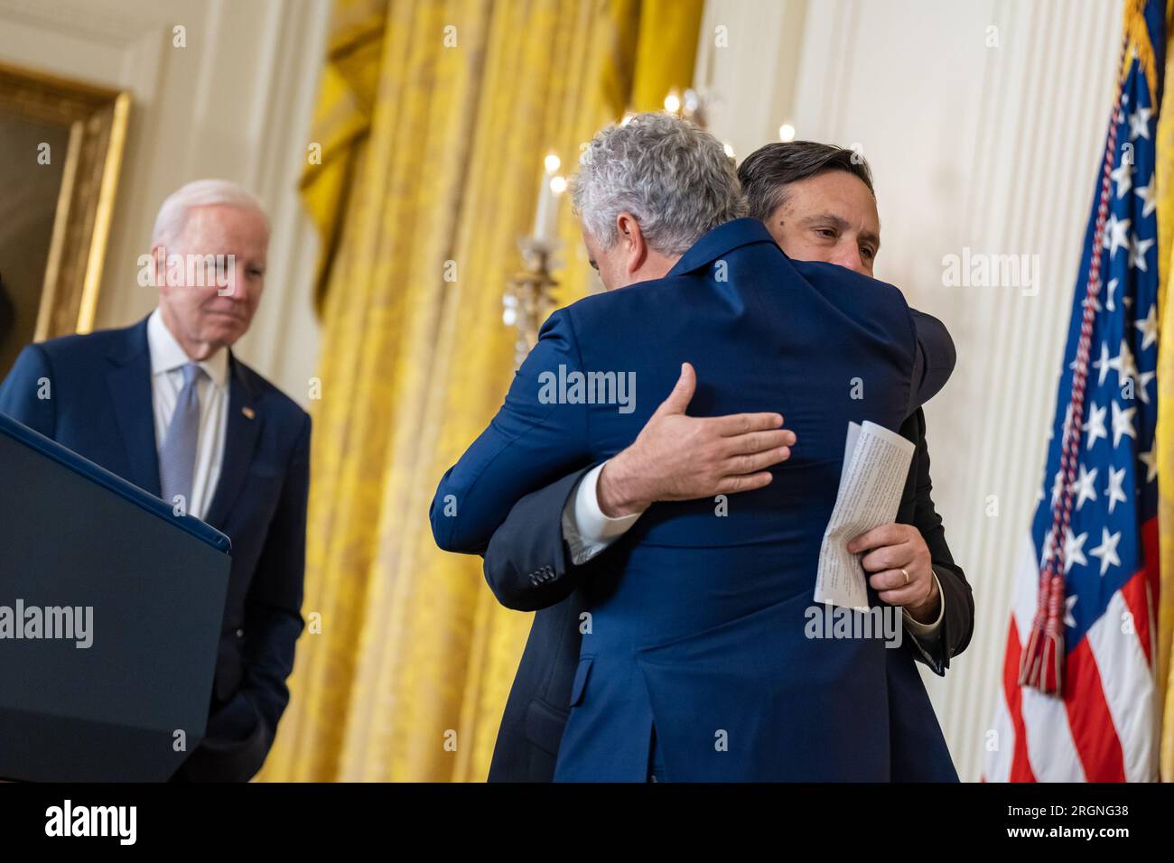 Reportage: il presidente Joe Biden ospita un evento di transizione ufficiale per il capo di stato maggiore uscente Ron Klain - il capo di stato maggiore uscente Ron Klain abbraccia il suo sostituto, il capo di stato maggiore entrante Jeff Zients, in un evento per celebrare la partenza di Klain, mercoledì 1 febbraio 2023, nella sala est della Casa Bianca. Foto Stock