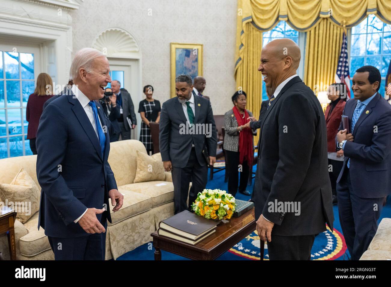 Reportage: Il presidente Joe Biden e il vicepresidente Kamala Harris incontrano i membri del Congresso Black Caucus, giovedì 2 febbraio 2023, nell'Ufficio ovale. Qui, Joe Biden parla con Hakeem Jeffries. Foto Stock