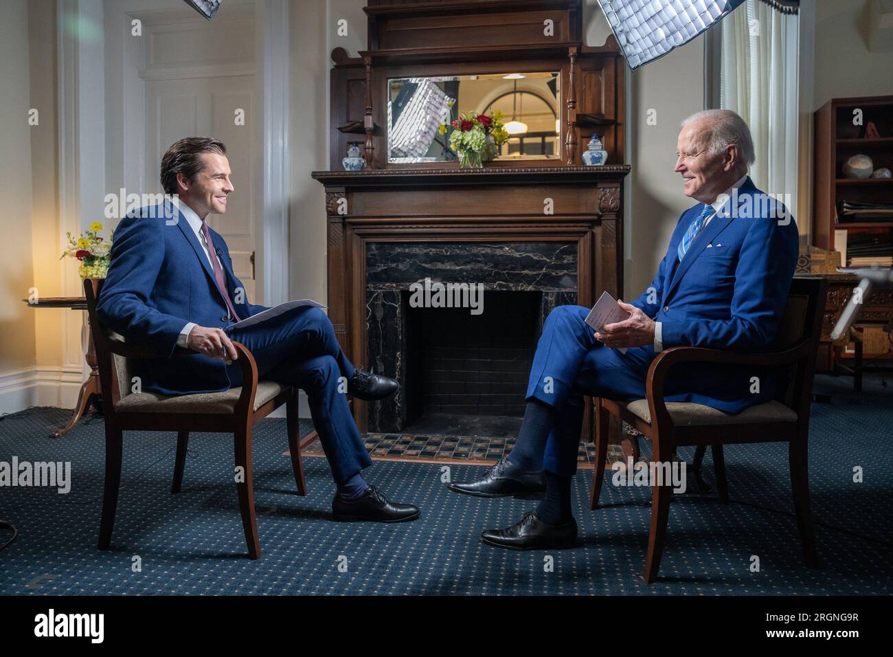 Reportage: Il presidente Joe Biden partecipa a un'intervista con Julio Vaquerio di Telemundo, giovedì 9 febbraio 2023, presso l'Università di Tampa a Tampa, Florida. Foto Stock