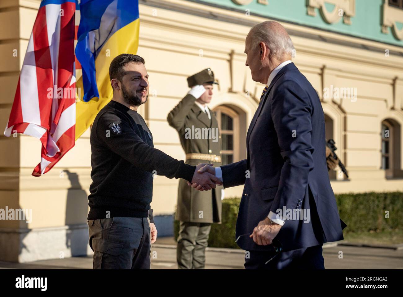 Reportage: Joe Biden visita in Ucraina (2023) - il presidente Joe Biden saluta il presidente ucraino Volodymyr Zelenskyy al Palazzo Mariinsky, lunedì 20 febbraio 2023, durante un viaggio senza preavviso a Kiev, Ucraina. Foto Stock