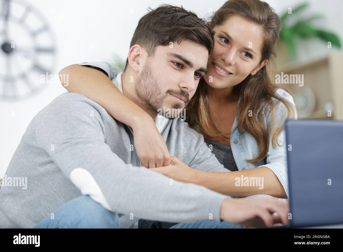 coppia innamorata che naviga in rete su un computer portatile Foto Stock