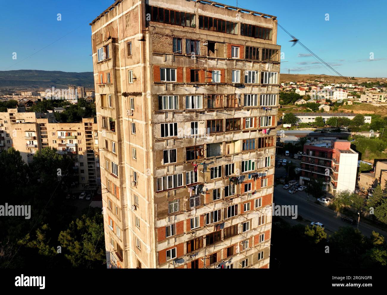 Vecchi edifici residenziali fatiscenti dell'epoca sovietica, chiamati Khrushchevkas, dal nome del leader sovietico Nikita Khrushchev a Tbilisi, Georgia. Foto Stock