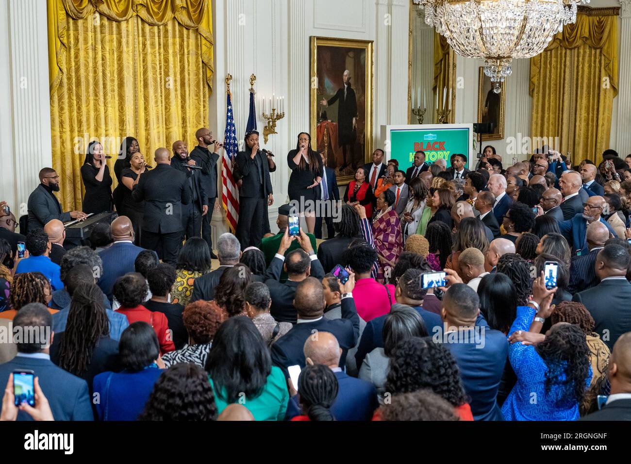 Reportage: Black History Month Reception at the White House (2023) - Anthony Brown e "terapia di gruppo" si esibiscono al Black History Month Reception, lunedì 27 febbraio 2023, nella East Room della Casa Bianca. Foto Stock