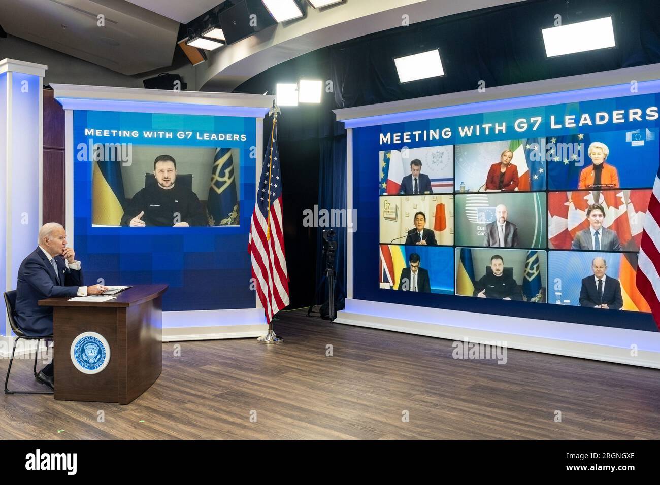 Reportage: Il presidente Joe Biden partecipa a una chiamata virtuale con i leader del G7 e il presidente ucraino Volodymyr Zelenskyy, venerdì 24 febbraio 2023, nell'Auditorium della Corte Sud nell'Eisenhower Executive Office Building alla Casa Bianca. Foto Stock