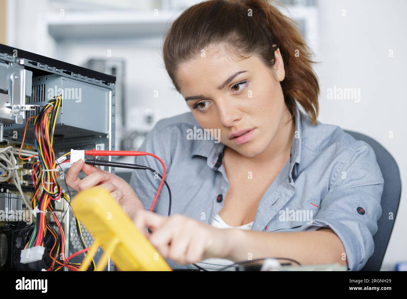 donna riparatrice che ripara un computer Foto Stock