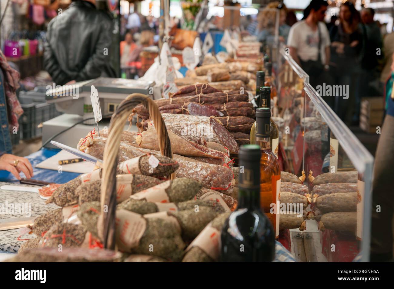 I piccoli prodotti di carne lavorati tradizionalmente nel mercato cittadino di Antibes, sulla Costa Azzurra. Foto Stock
