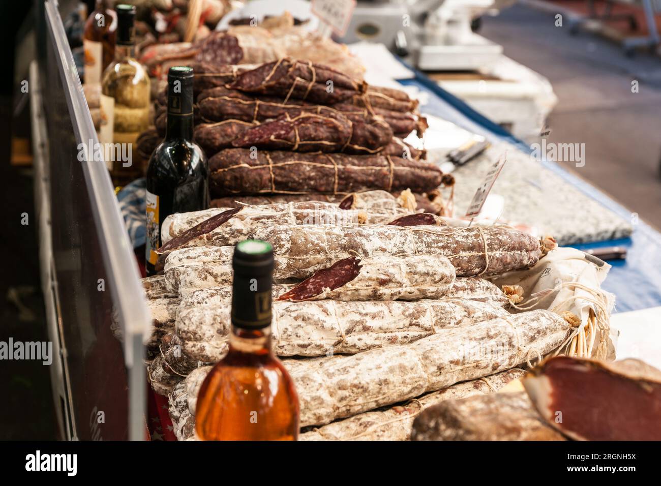 I piccoli prodotti di carne lavorati tradizionalmente nel mercato cittadino di Antibes, sulla Costa Azzurra. Foto Stock