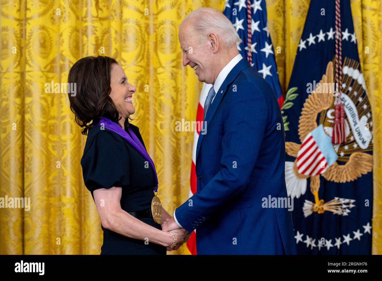 Reportage: Joe Biden presenta medaglie alla National Arts and Humanities Medal Ceremony (2023) - il presidente Joe Biden presenta la National Medal of the Arts 2021 a Julia Louis-Dreyfus alla National Arts and Humanities Medal Ceremony, martedì 21 marzo 2023, nella East Room della Casa Bianca. Foto Stock