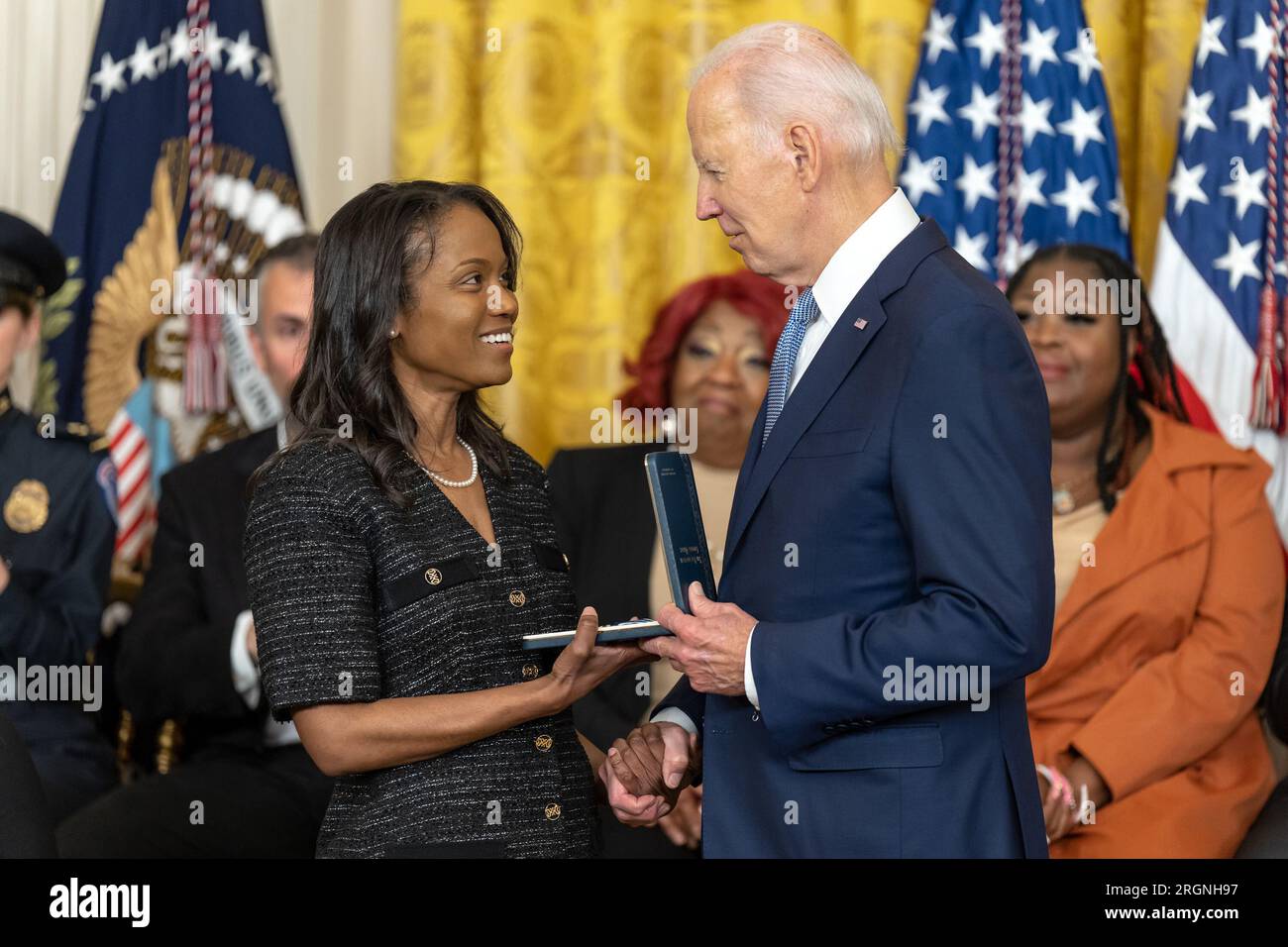 Reportage: Il presidente Joe Biden durante una cerimonia della Presidential Citizens Medal alla Casa Bianca (venerdì 6 gennaio 2023) - il presidente Joe Biden presenta la Presidential Citizens Medal postumo per l'ufficiale di polizia del Campidoglio Howard C. Liebengood a sua moglie, la dottoressa Serena Liebengood. Foto Stock