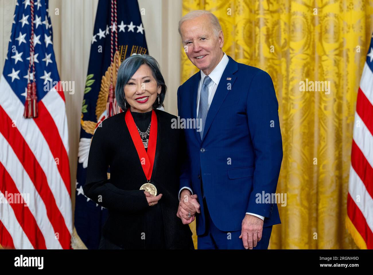 Reportage: Joe Biden presenta medaglie alla cerimonia della National Arts and Humanities Medal (2023) - il presidente Joe Biden presenta la National Humanities Medal 2021 ad Amy Tan alla cerimonia della National Arts and Humanities Medal, martedì 21 marzo 2023, nella East Room della Casa Bianca. Foto Stock