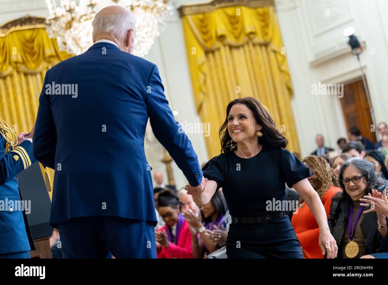 Reportage: Joe Biden presenta medaglie alla National Arts and Humanities Medal Ceremony (2023) - il presidente Joe Biden presenta la National Medal of Arts all'attrice Julia Louis-Dreyfus durante una cerimonia, martedì 21 marzo 2023, nella sala est della Casa Bianca. Foto Stock