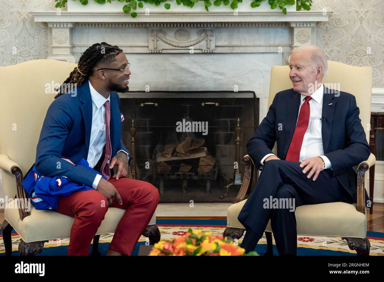 Reportage: Il presidente Joe Biden incontra la sicurezza dei Buffalo Bills Damar Hamlin, giovedì 30 marzo 2023, nell'ufficio ovale della Casa Bianca. Hamlin fu arrestato in un arresto cardiaco sul campo durante una partita della NFL a gennaio. Foto Stock