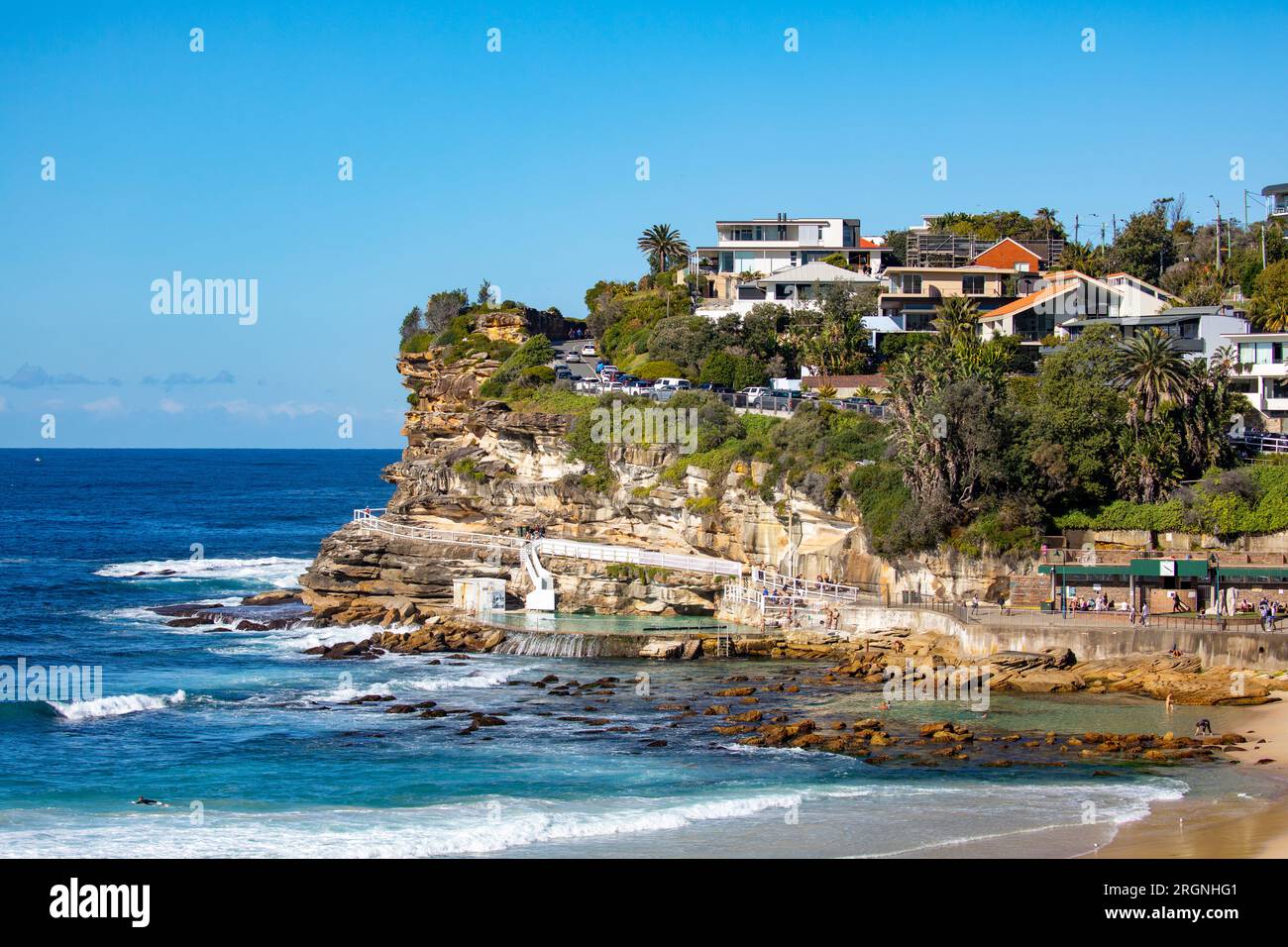 Bronte Beach e Coastline, famosa spiaggia nei sobborghi orientali di Sydney, NSW, Australia in una giornata d'inverno nel cielo blu nel 2023, spiaggia in gran parte deserta Foto Stock