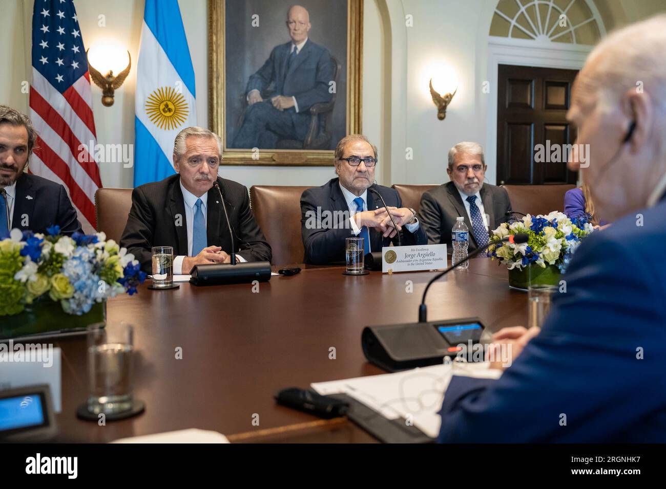 Reportage: Il presidente Joe Biden partecipa ad un incontro bilaterale allargato con Alberto Fernández, presidente della Repubblica argentina, mercoledì 29 marzo 2023, nella sala del Gabinetto della Casa Bianca. Foto Stock