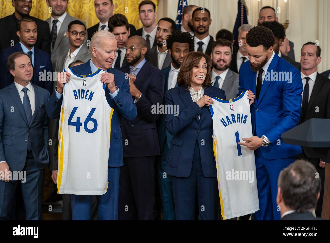Reportage: La guardia dei Golden State Warriors Steph Curry fa osservazioni e presenta le maglie della squadra al presidente Joe Biden e al vicepresidente Kamala Harris in un evento che celebra il campionato NBA dei Warriors 2022, martedì 17 gennaio 2023, nella sala est della Casa Bianca. Foto Stock