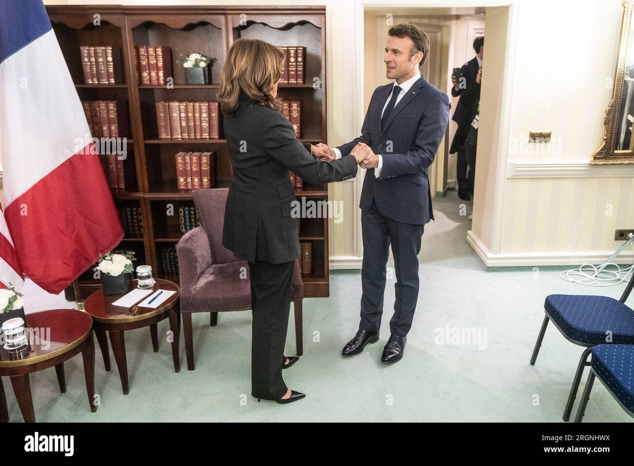 Reportage: Il Vicepresidente Kamala Harris saluta il Presidente francese Emmanuel Macron venerdì 17 febbraio 2023 presso l'Hotel Bayerischer Hof di Monaco. Foto Stock