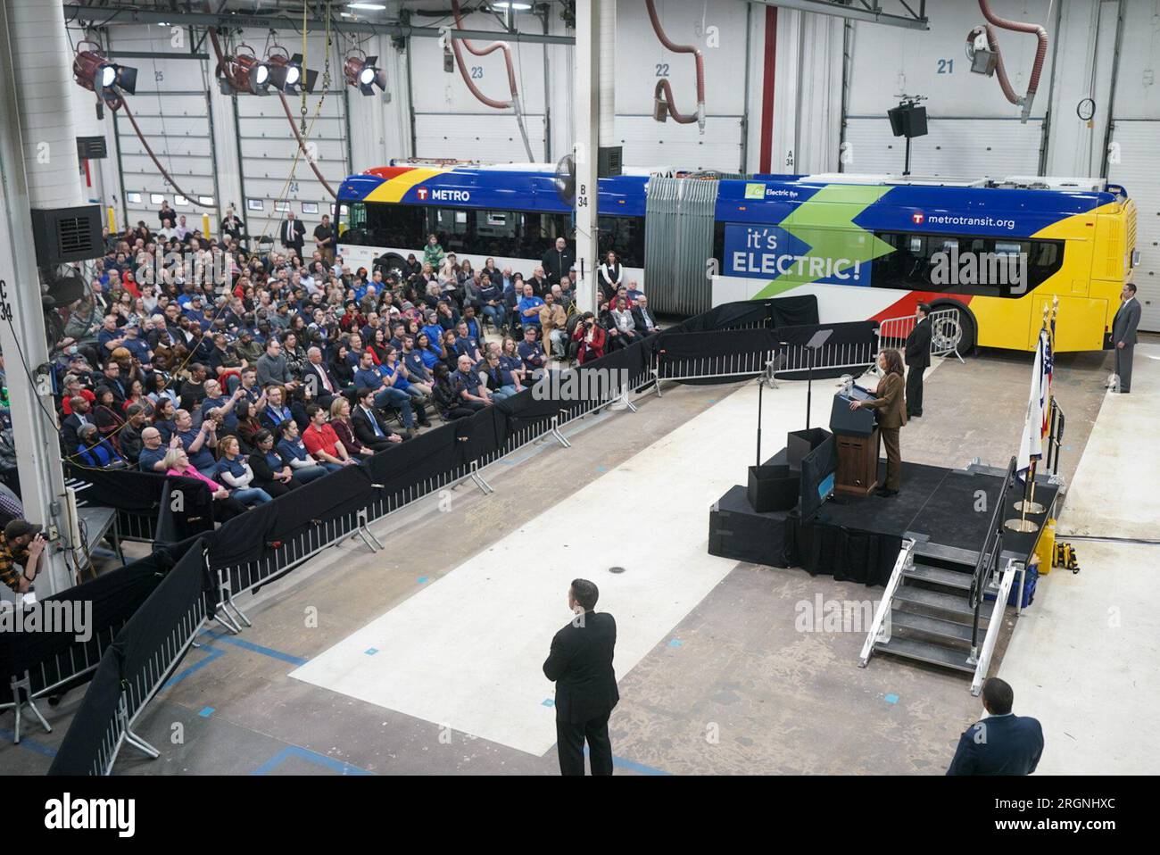 Reportage: Kamala Harris visita il New Flyer Manufacturing Facility (2023) - il vicepresidente Kamala Harris consegna osservazioni, giovedì 9 febbraio 2023, presso il New Flyer Manufacturing Facility di St. Cloud, Minnesota. Foto Stock