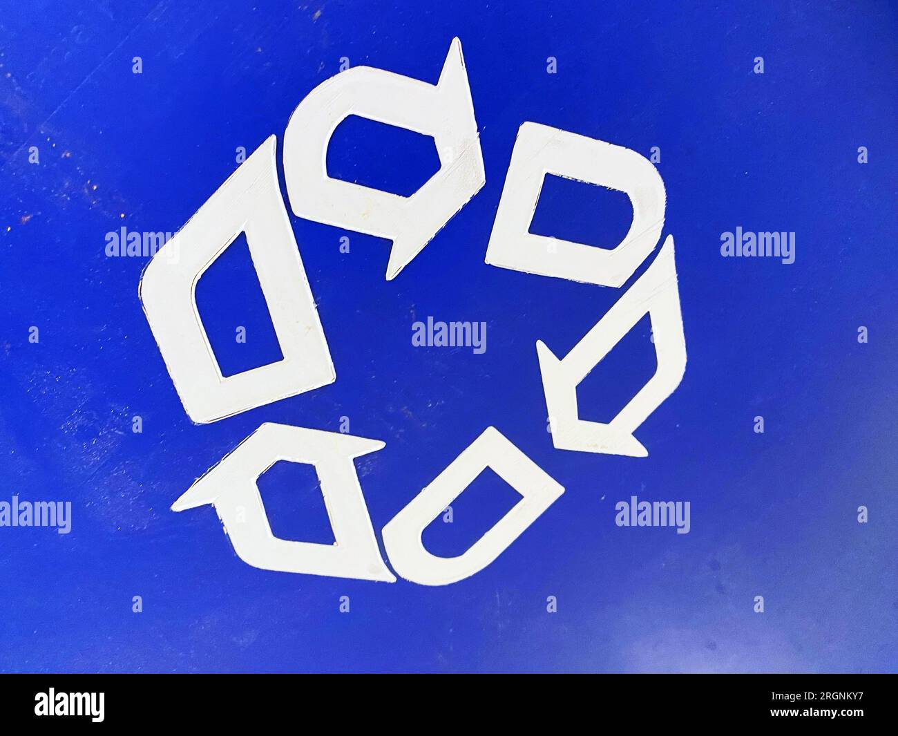 Un cestino blu con il simbolo del riciclo Foto Stock