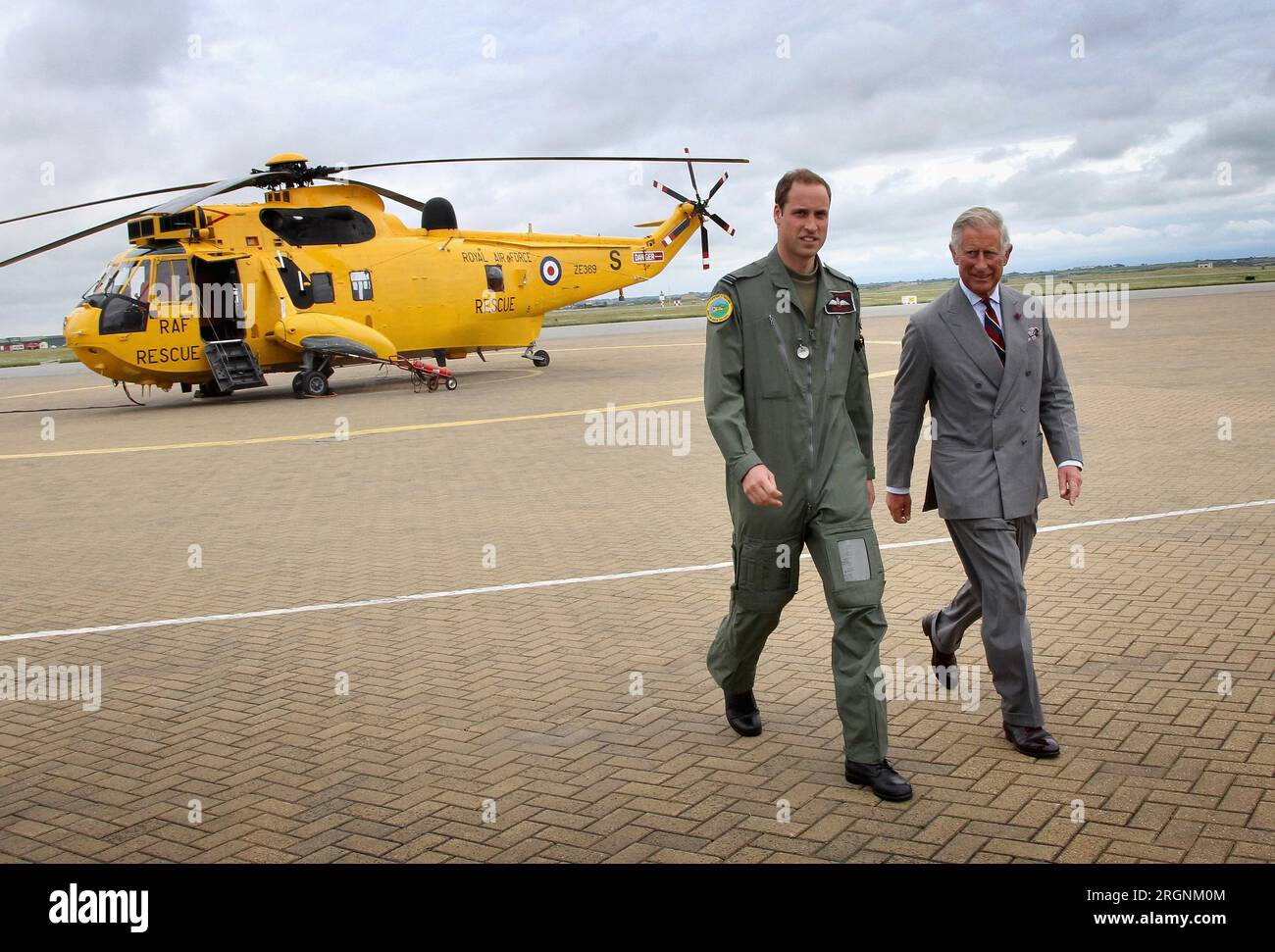 Foto del file datata 09/07/2012 del Duca di Cambridge che mostra il Principe di Galles uno degli elicotteri Sea King che egli detiene mentre il Principe Carlo visita la RAF Valley ad Anglesey, durante il suo annuale tour estivo del Galles. Il re ha rimescolato le nomine militari per i membri della famiglia reale come l'anniversario della morte della defunta regina si avvicina, con tre ruoli extra ciascuno per il principe e la principessa del Galles. Charles ha assunto da solo otto dei precedenti incarichi onorari di sua madre, tra cui lo sponsor della nave da guerra della Royal Navy HMS Queen Elizabeth, e ha condiviso parte della sua stessa pula Foto Stock