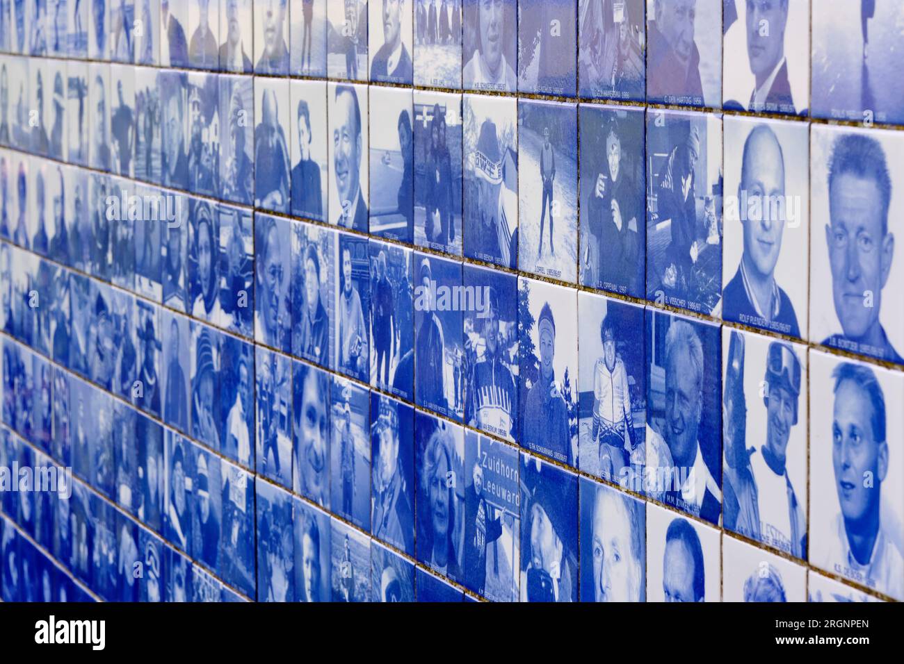 Vista ravvicinata sull'ElfstedenMonument Tegeltjesbrug a Gytsjerk. Un mosaico fotografico dei partecipanti al famoso tour di pattinaggio di Elfstedentocht in Frisia Foto Stock