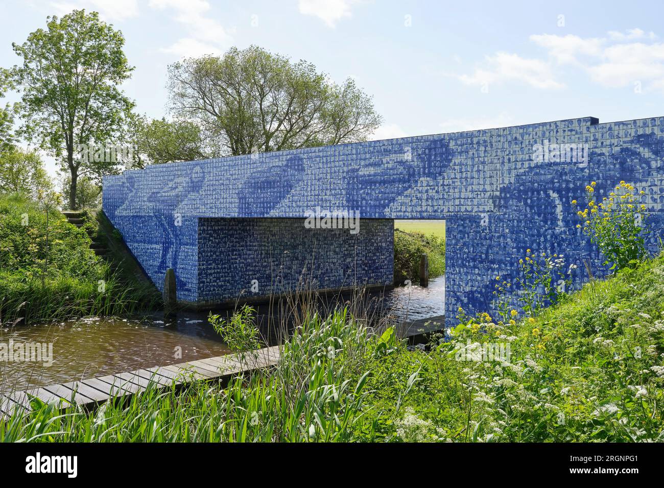 Ammira l'ElfstedenMonument Tegeltjesbrug a Gytsjerk. Un mosaico fotografico dei partecipanti al famoso tour di pattinaggio di Elfstedentocht in Frisia. Foto Stock
