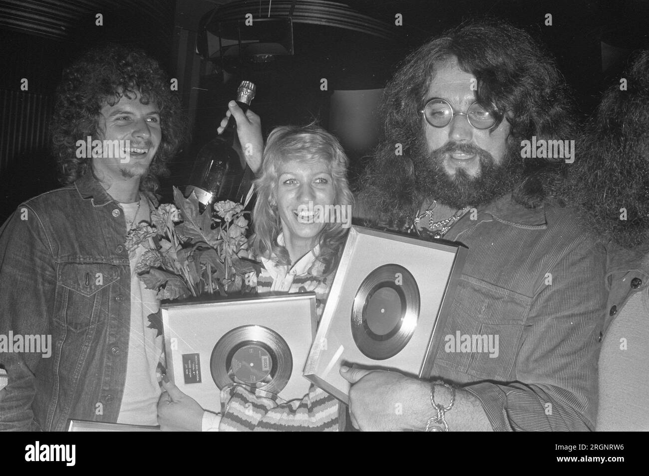 Mouth e MacNeal ottengono il disco d'oro alla Fietsotheque di Amsterdam, lasciando il produttore Hans van Hemert; CA. 30 agosto 1972 Foto Stock