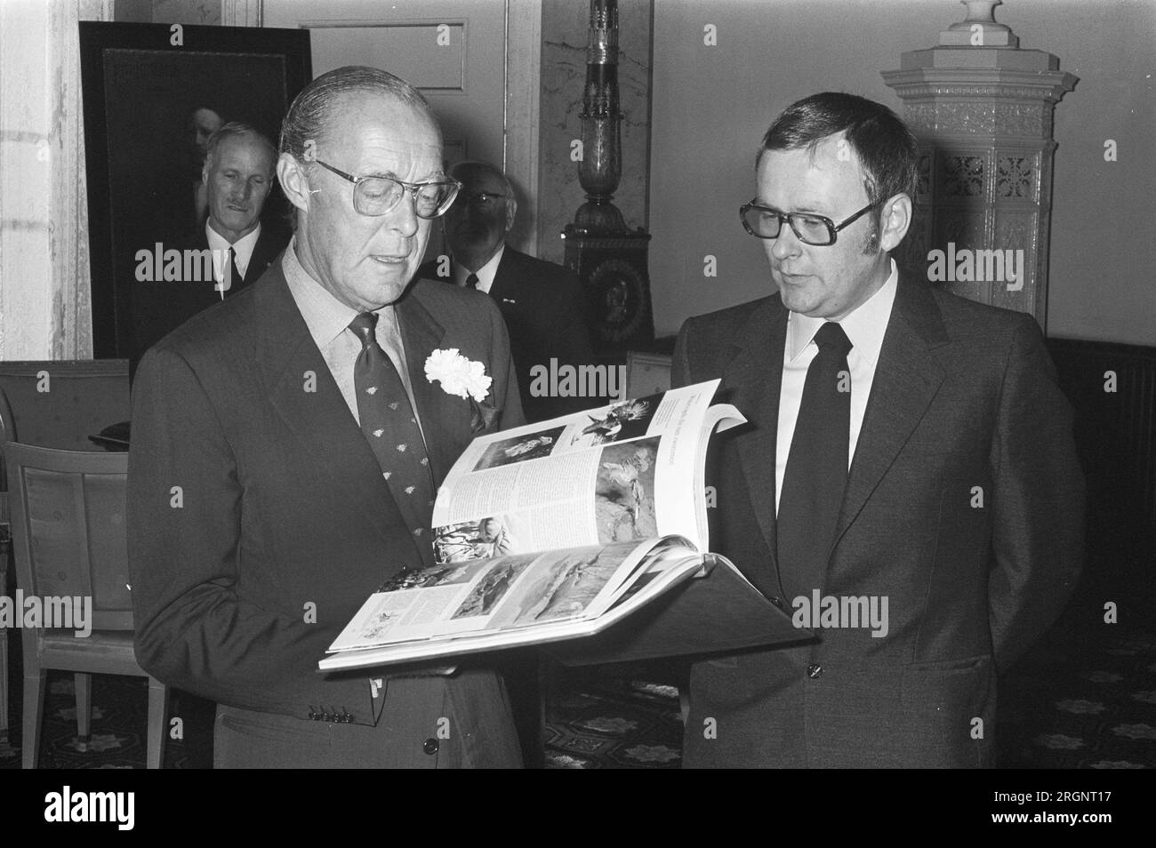 Al principe Bernhard viene presentato un grande Atlante degli animali illustrato dal Readers Digest al Soestdijk Palace; CA. Settembre 1972 Foto Stock