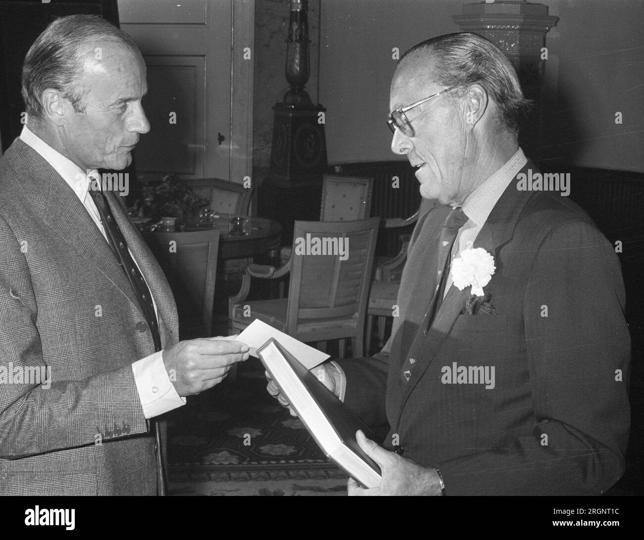 Al principe Bernhard viene presentato un grande Atlante degli animali illustrato dal Readers Digest al Soestdijk Palace; CA. Settembre 1972 Foto Stock