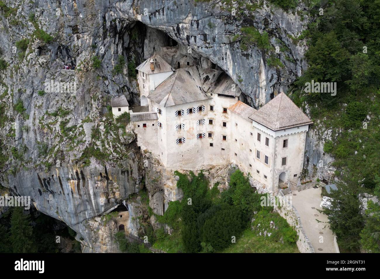 L'affascinante castello di Predjama situato in Slovenia Foto Stock
