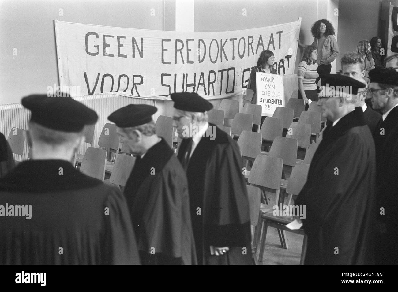 Proteste contro il dottorato onorario per professore indonesiano durante l'apertura dell'anno accademico VU ad Amsterdam, studenti con striscioni ca. Settembre 1972 Foto Stock