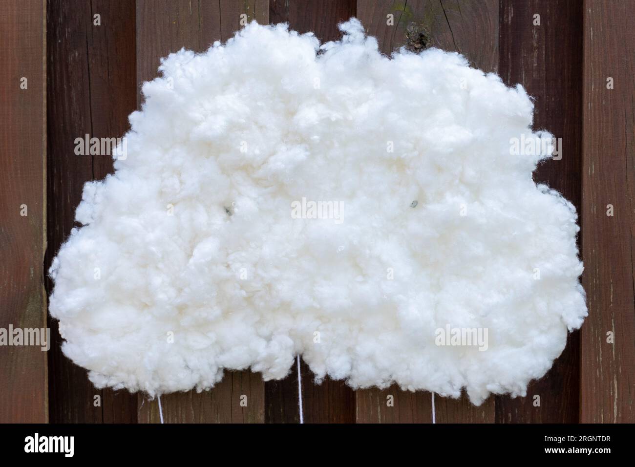 La nube artificiale è fatta di lana di cotone. Posto per scrivere. Copia spazio. Foto Stock