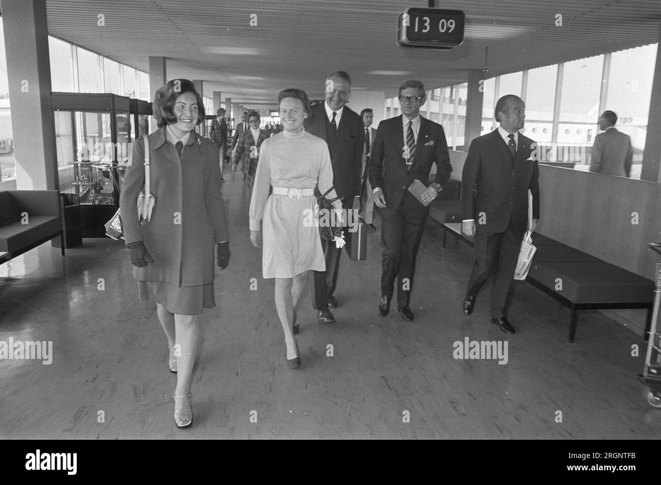 La principessa Margriet e il signor Pieter van Vollenhoven partono da Schiphol per il Canada, CA. Settembre 1972 Foto Stock