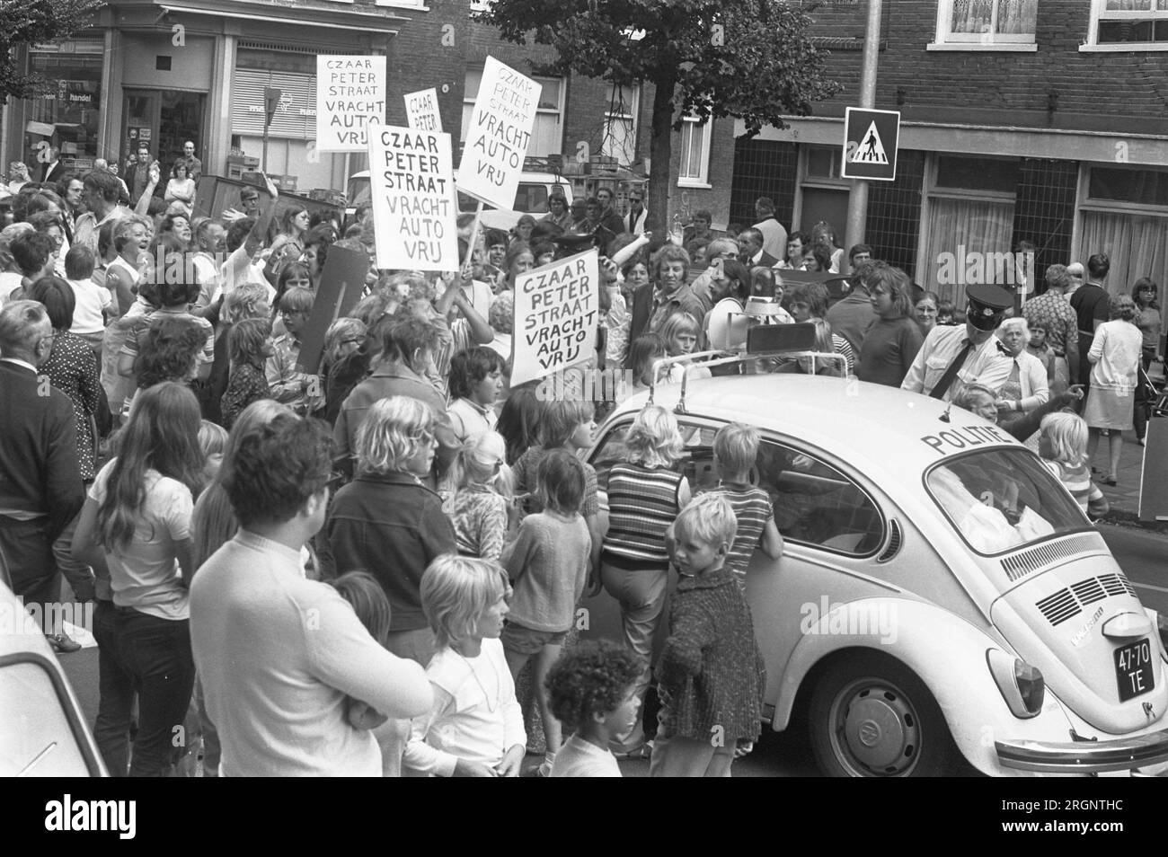 I residenti dello Czaar Peterstraat protestano contro il traffico nelle loro strade, l'auto della polizia sgombra attraverso i manifestanti; CA. 14 agosto 1972 Foto Stock