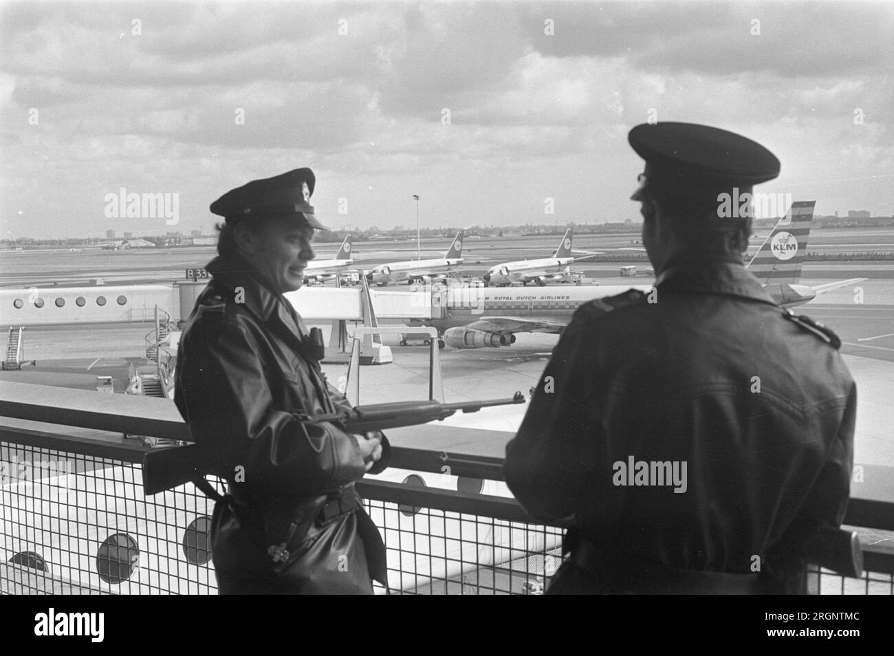 Misure di sicurezza supplementari a Schiphol, poliziotti con carabine, aerei sullo sfondo; ca. 11 settembre 1972 Foto Stock