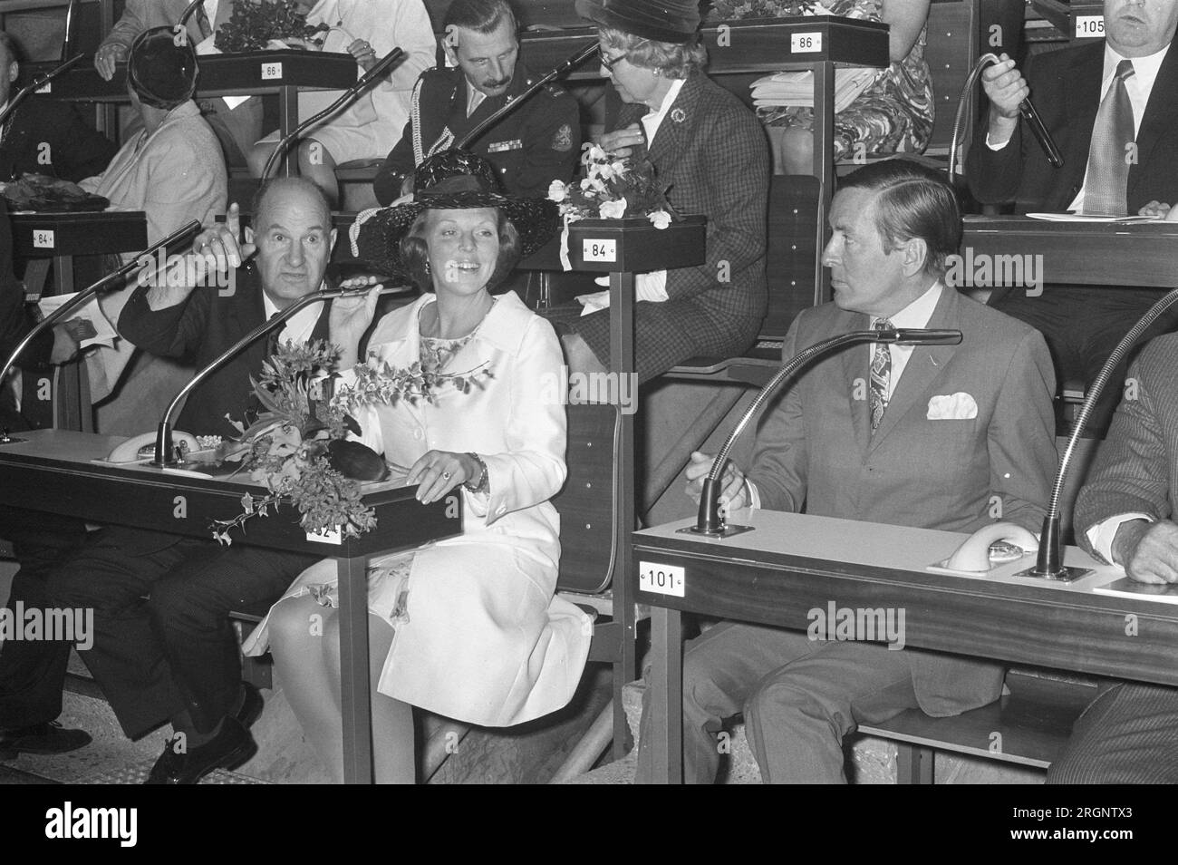 Beatrix e Claus aprono il Flower Auction Building ad Aalsmeer, Beatrix e Claus nella sala d'asta, ca. 1972 Foto Stock