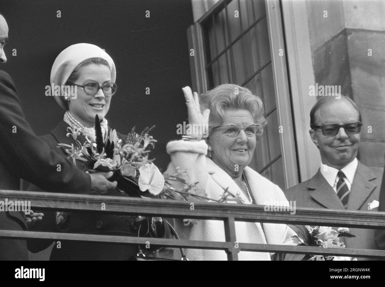 La Regina Giuliana e la Principessa Gracia di Monaco osservano la sfilata di fiori dal balcone del Palazzo reale, HM e la Principessa Gracia sul balcone ca. Settembre 1972 Foto Stock