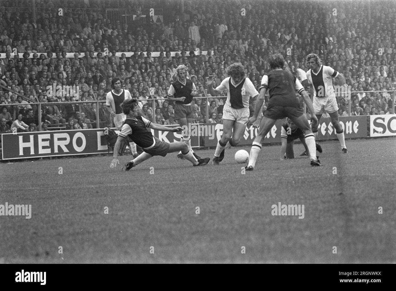 AJAX contro Haarlem 3-0, Arie Haan (centro) in azione; ca. 13 agosto 1972 Foto Stock