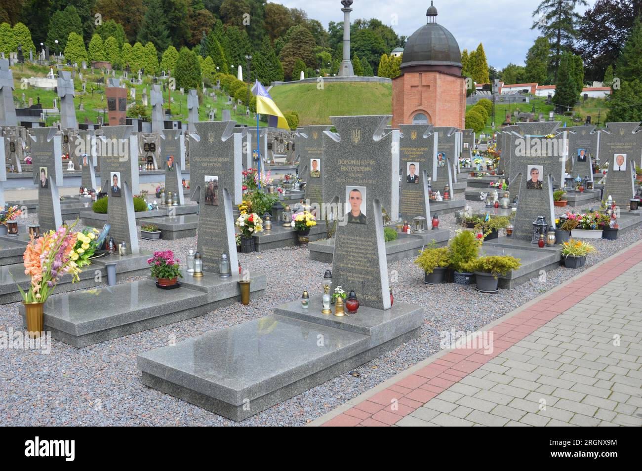 Leopoli , Ucraina - Cimitero di Licakiv - sepoltura dei soldati dell'esercito ucraino morti nella guerra russo-ucraina dal 2014. (Foto di Markku Rainer Peltonen) Foto Stock