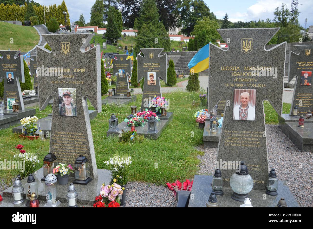 Leopoli , Ucraina - Cimitero di Licakiv - sepoltura dei soldati dell'esercito ucraino morti nella guerra russo-ucraina dal 2014. (Foto di Markku Rainer Peltonen) Foto Stock