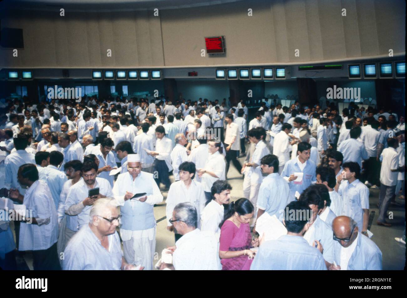 BSE Limited, nota anche come Bombay Stock Exchange (BSE), è una borsa valori indiana situata in Dalal Street a Mumbai. Fondata nel 1875, è la più antica borsa valori in Asia e anche la decima più antica del mondo. La BSE è una delle più grandi borse al mondo per capitalizzazione di mercato, con un tetto di mercato di 3,8 trilioni di dollari a giugno 2023. Foto Stock