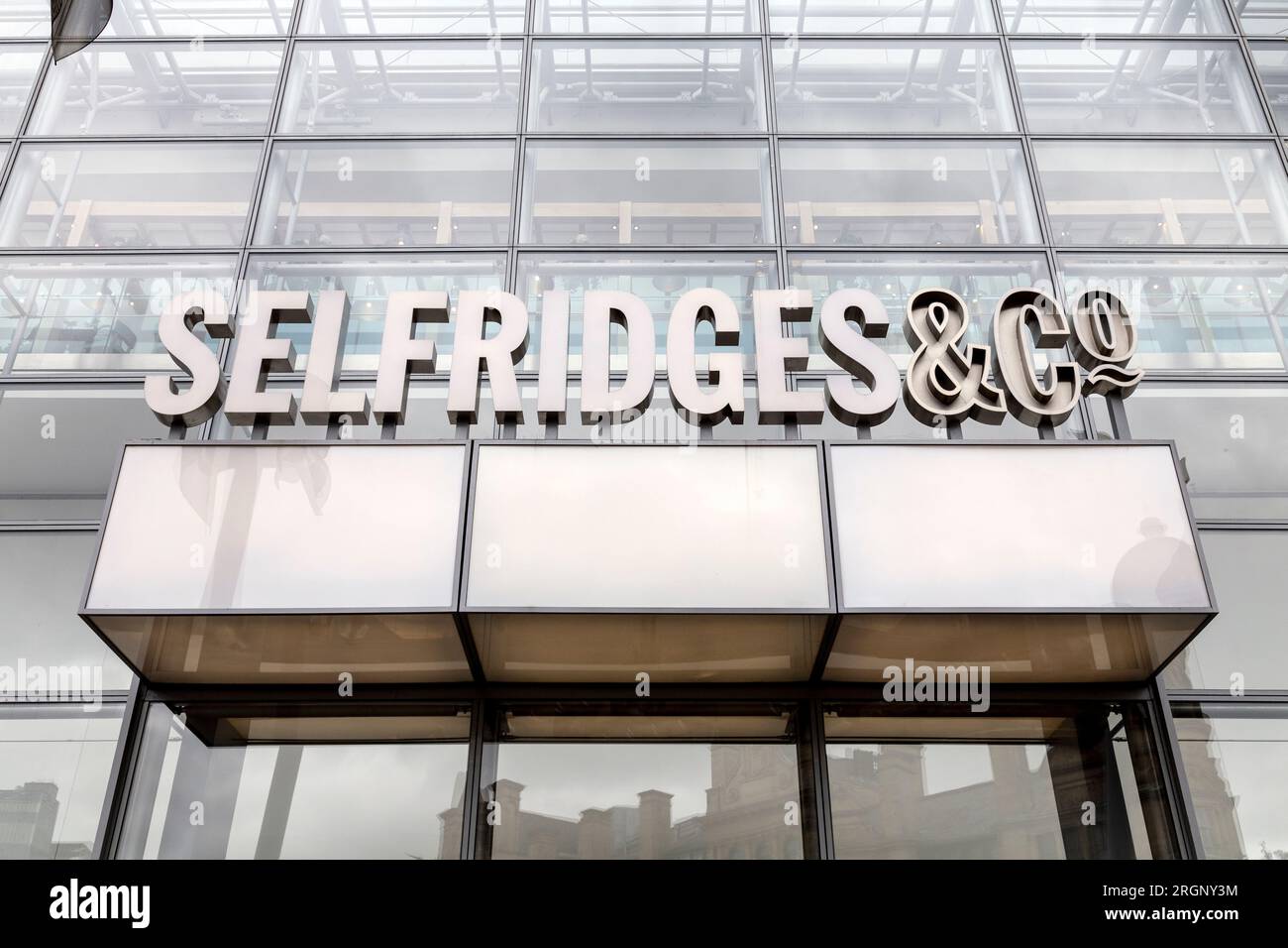 Logo per i grandi magazzini Selfridges Exchange Square, Trafford Centre, Manchester, Inghilterra, Regno Unito Foto Stock