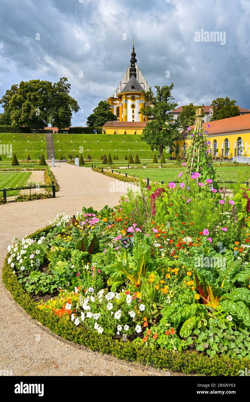 Neuzelle, Germania. 8 agosto 2023. Nuvole di pioggia scure si librano sul giardino del monastero della Fondazione dell'abbazia di Neuzelle. L'abbazia di Neuzelle, a circa dieci chilometri a sud di Eisenhüttenstadt, è l'unico monastero cistercense completamente conservato nel Brandeburgo, compreso il terreno, e uno dei pochi complessi monastici non distrutti in Germania e in Europa. Credito: Patrick Pleul/dpa/Alamy Live News Foto Stock