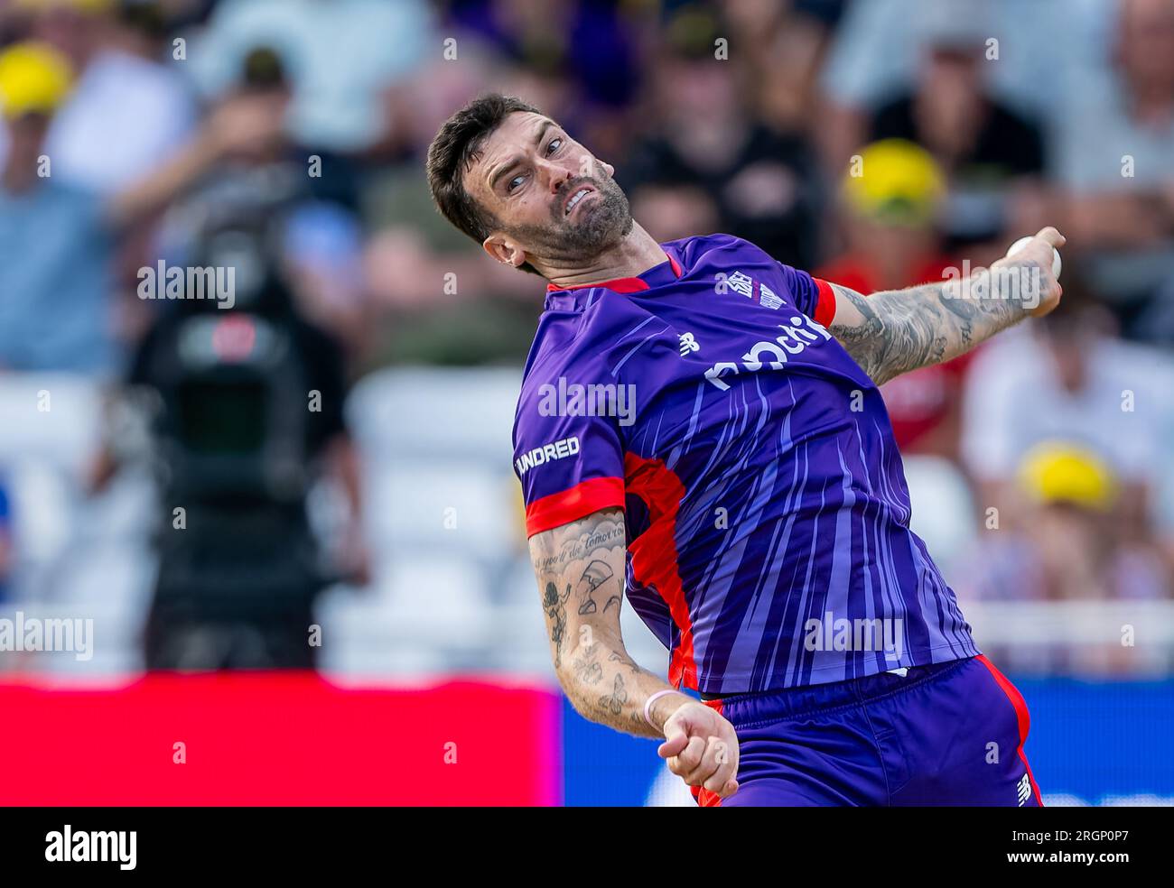 Reece Topley bowling per i Northern Superchargers in the Hundred tra Trent Rockets e Northern Superchargers Foto Stock